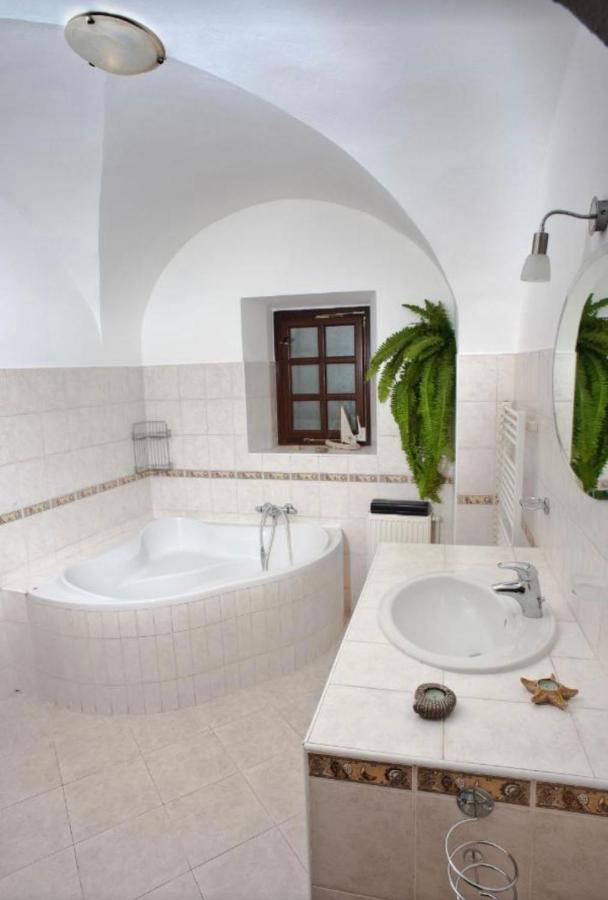 Vip Miku Apartman 2 Mikulov Buitenkant foto